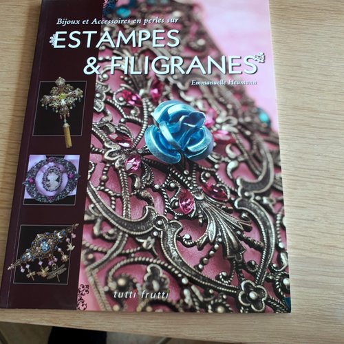 Livre "bijoux et accessoires en perles sur estampes et filigranes".