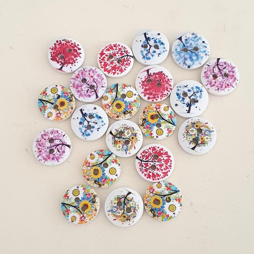 Lot de 20 boutons ronds 2 trous de 15 mm de diamètre multicolores.