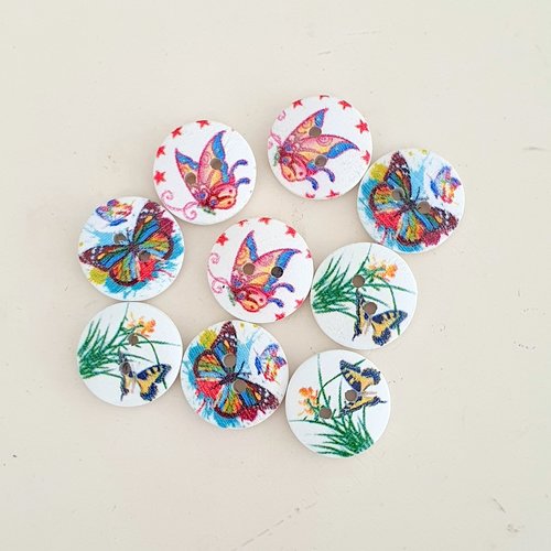 Lot de 9 boutons ronds 2 trous de 18 mm de diamètre en bois.