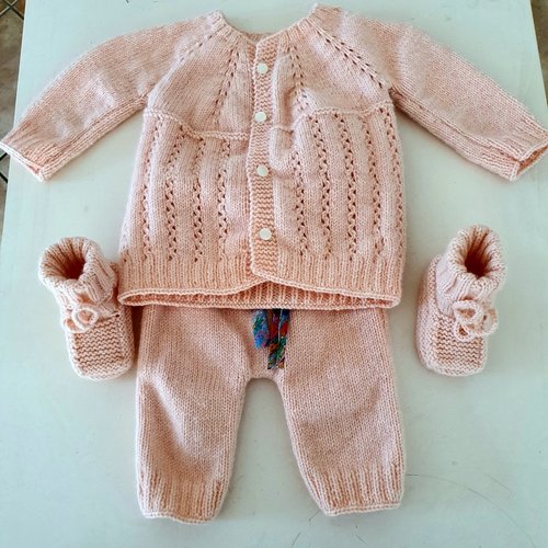 Ensemble bebe tricote a la  main laine 100 % cachemre.