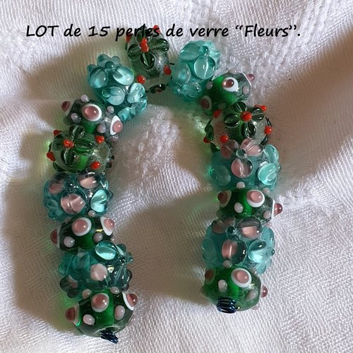 Lot de 15 perles fleurs en verre.