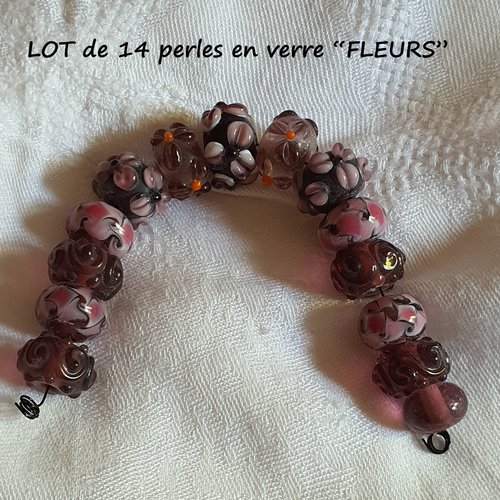 Lot de 14 perles de verre "fleurs".