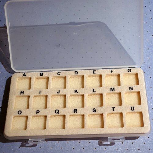 Boite  a perles avec couvercle.