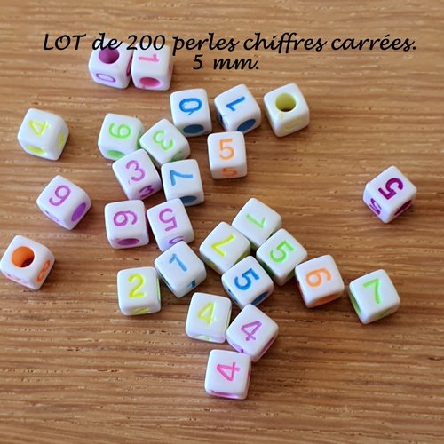Lot de 200 perles lettres alphabet cubes multicolores.