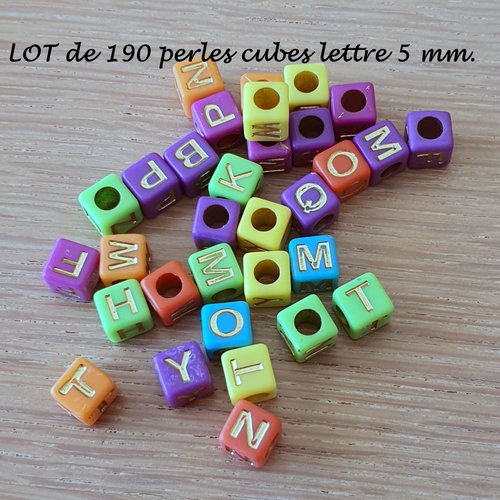 Lot de 190 perles lettres alphabet cubes multicolores.