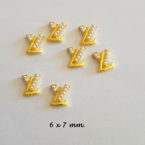 Bijoux d'ongles charms  pour nail art en métal doré.(514.5304)