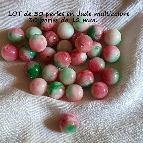 Lot de 30 perles en jade multicolore.