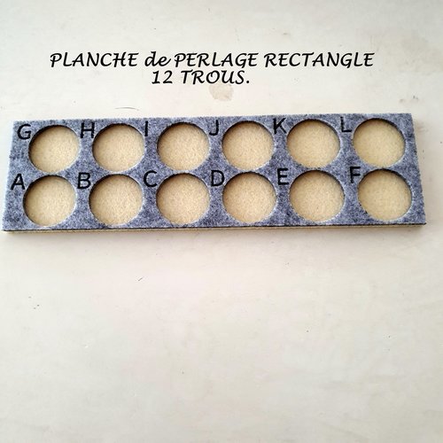 Plateau de tri de perles rectangle marqués de l'alphabet à 12 trous.