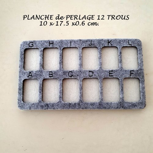 Plateau de tri de perles rectangle marqué de l'alphabet de a à l