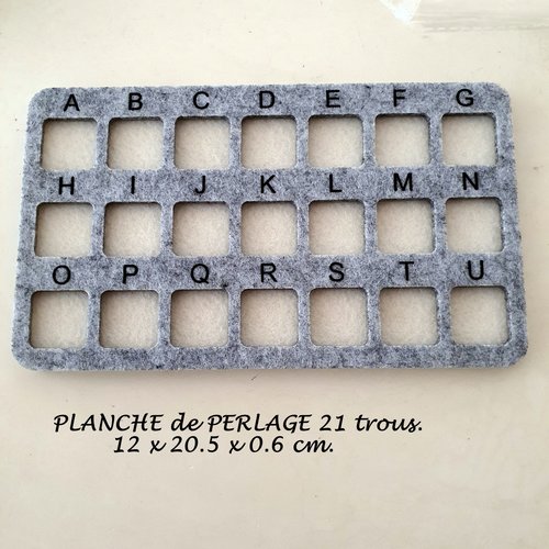 Plateau de tri de perles rectangle marqué de l'alphabet de a à u.