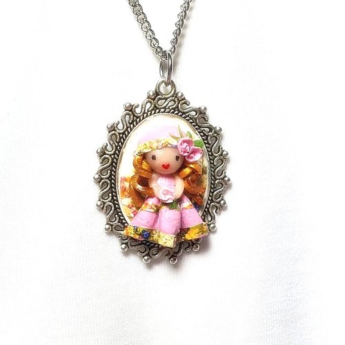 Collier enfant fillette, pendentif acier pendentif, médaillon enfant, mini poupée, poupée fimo