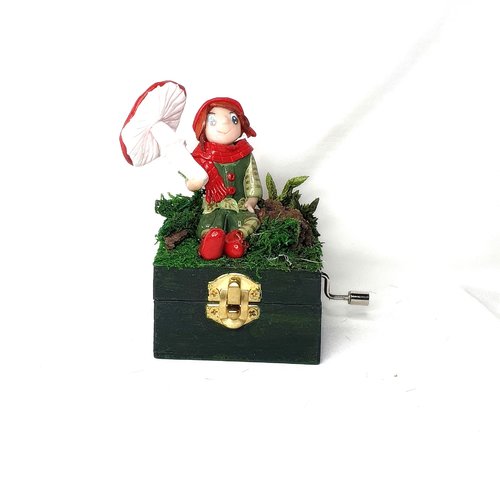 Boite à musique, boite à manivelle, lutin pâte polymère, figurine fimo, mousse naturelle, boite en bois, champignons rouge