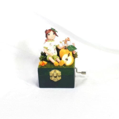 Boite à musique en bois, boite à musique à manivelle, figurine fimo, pomme fimo, fairy