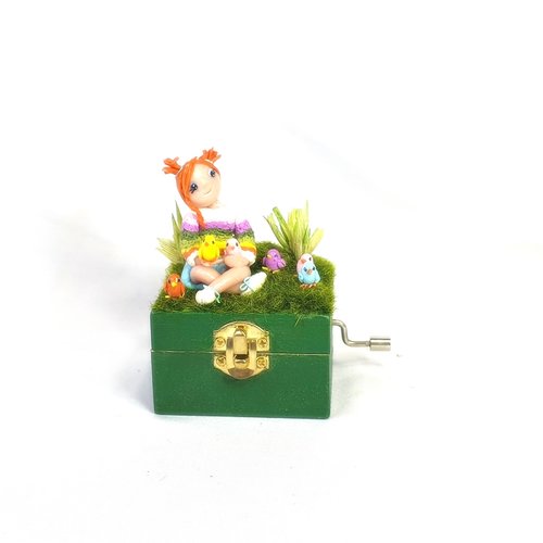 Boite à musique à manivelle, boite à musique en bois, figurine fille fimo, oiseau miniature fimo