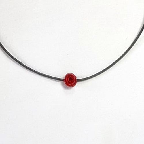 Collier rose rouge et cuir, rose fimo, fleur fimo, miniature, pendentif femme, bijoux acier inoxydable, collier cuir noir