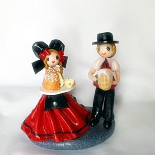 Objets décoratifs couple alsaciens, costume alsacien traditionnel, souvenir d'alsace, kougelhopf miniature, bock de bière fimo,
