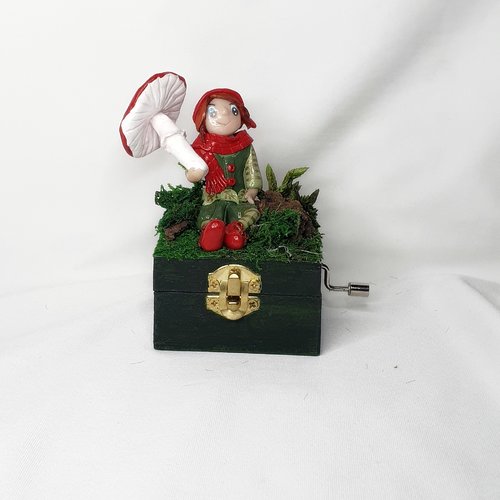 Boite à musique, boite à manivelle, lutin pâte polymère, figurine fimo, mousse naturelle, boite en bois, champignons rouge