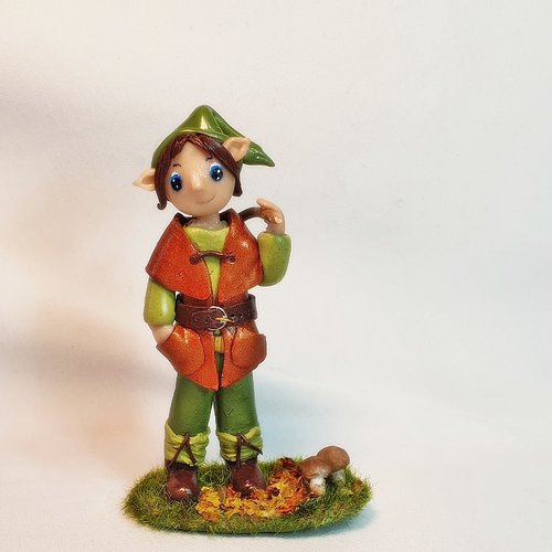 Lutin, personnage fimo, figurine fantastique, féérique, gnome brun vert, farfadet, baluchon, fait main,