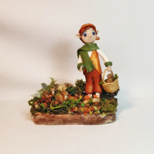 Lutin farfadet, gnome en pâte polymère, création artisanale, personnage orange et vert,