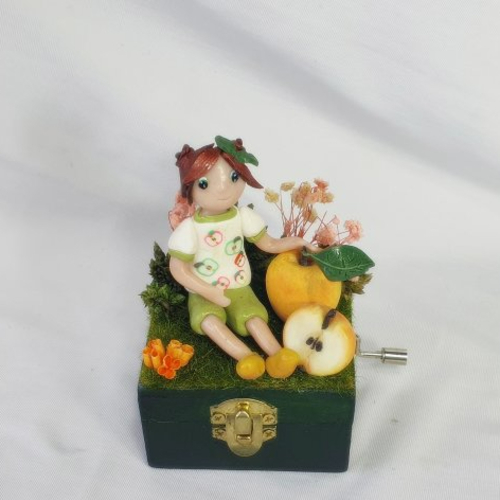Boite à musique en bois, boite à musique à manivelle, figurine fimo, pomme fimo, fairy