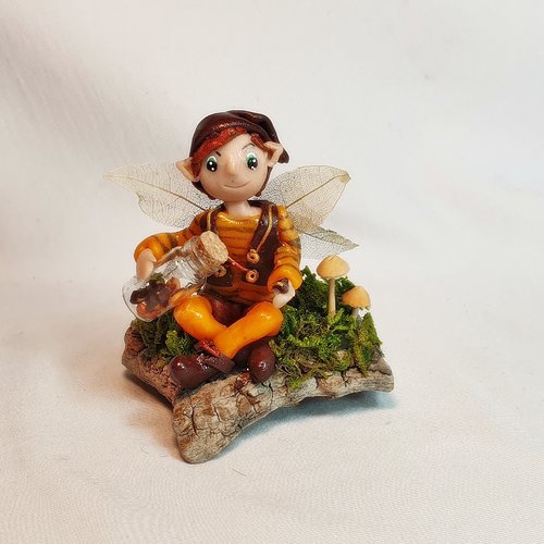 Lutin elfe fimo, fiole verre, gâteaux miniature pâte polymère, décor écorce d 'arbre, mousse naturelle
