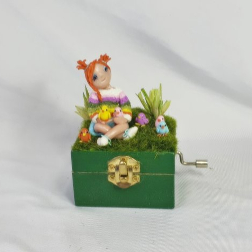 Boite à musique à manivelle, boite à musique en bois, figurine fille fimo, oiseau miniature fimo