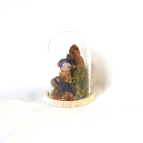 Cloche lutin en fimo, dôme en verre, socle en bois,