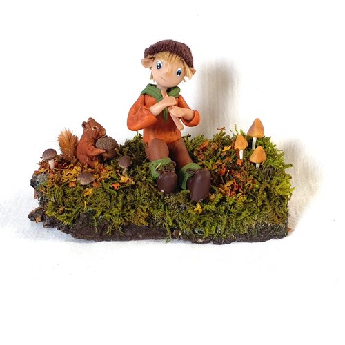 Lutin en pâte polymère, lutin et écureuil, scène féérique, figurine collection, univers forêt enchantée
