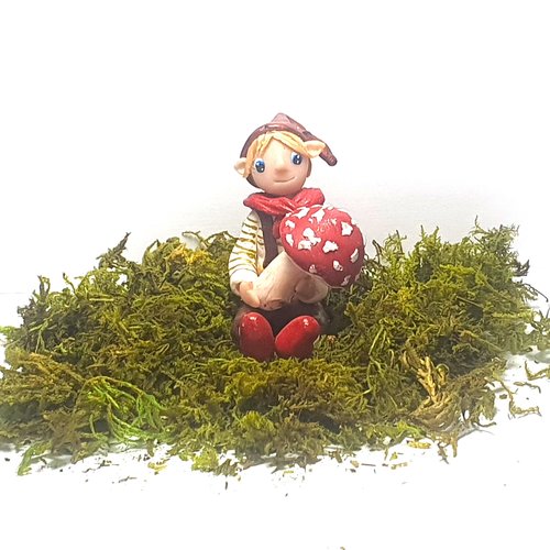 Lutin pâte polymère, lutin champignon rouge, figurine artisanale féérique, figurine miniature, monde magique,