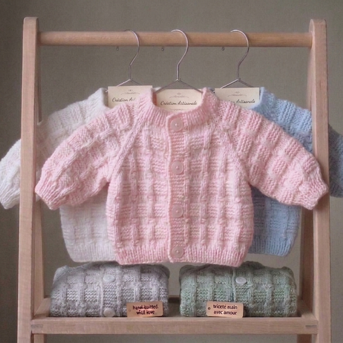 Brassière bébé faite main. layette