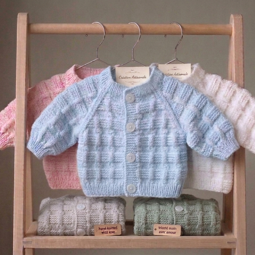 Brassière bleue bébé faite main. layette