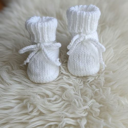 Chaussons blanc bébé assortis à la brassière