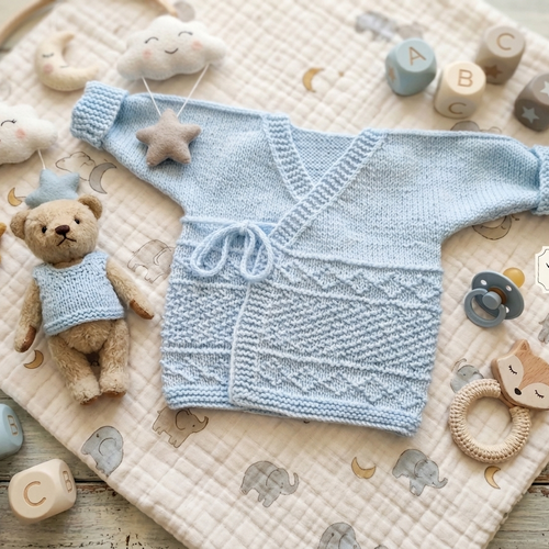 Brassière cache-coeur tricotée main facile d’utilisation layette