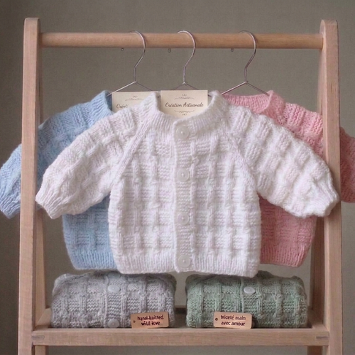 Brassière bébé faite main. layette