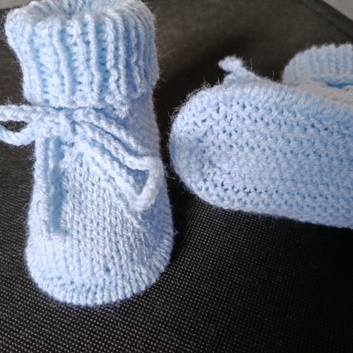 Chaussons bébé assortis à la brassière
