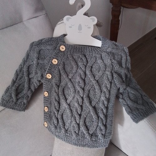 Brassière torsadée en pure laine pour la layette