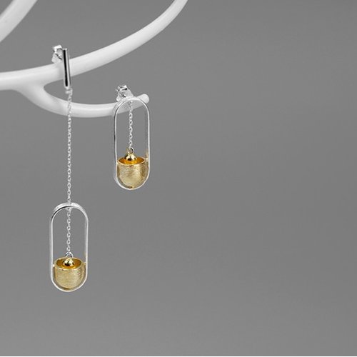 Boucles d'oreilles pendantes asymétriques en argent massif 925, argent effet brossé , motif petite cloche