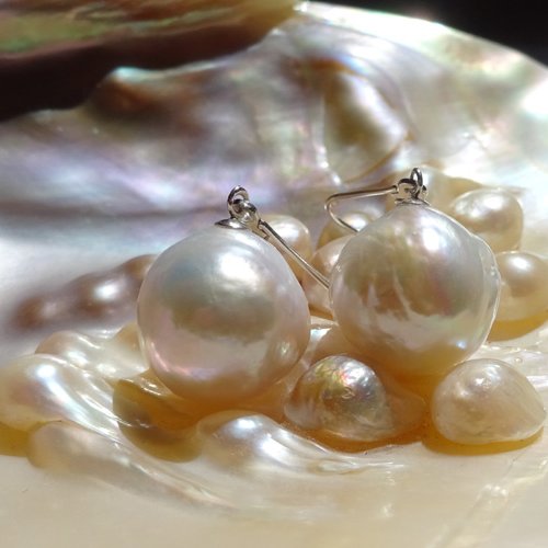 Boucles d'oreilles pendantes argent massif 925, dormeuse fermée, perle de culture forme baroque, perle blanche, pièce unique
