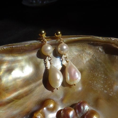 Boucles d'oreilles pendantes duo perles en vermeil, perle de culture forme ronde 7.5mm et perle forme baroque 10x15mm, pièces uniques