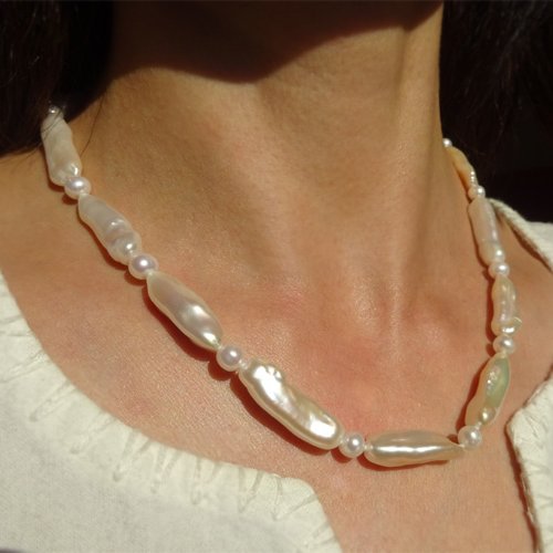 Collier perle de culture d'eau douce forme allongée, perle baroques blanches aux reflets rose