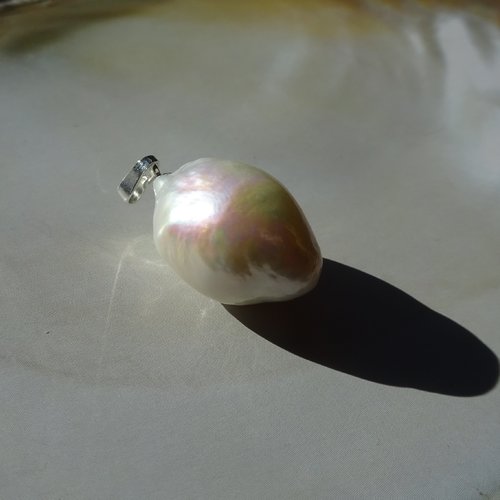 Pendentif grosse perle de culture d'eau douce forme baroque, perle couleur blanche,