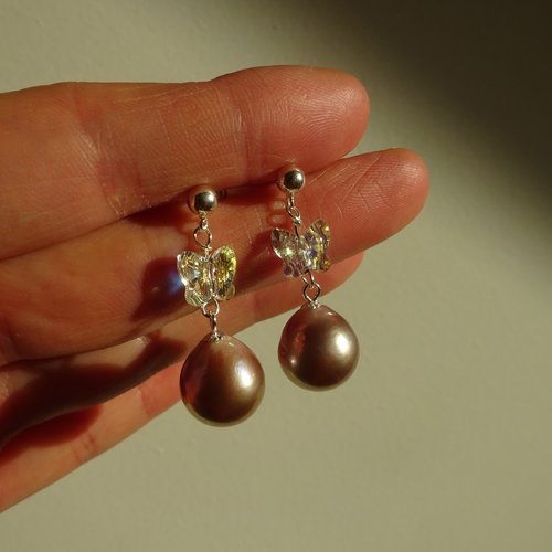 Boucles d'oreilles clou perle de culture d'eau douce avec pierres swarovski motif papillon