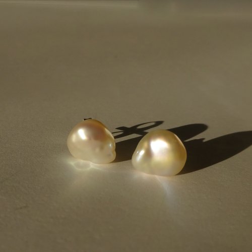 Boucles d'oreilles, perle de culture d'eau douce, forme plate baroque, perle naturelle, couleur blanche reflet doré