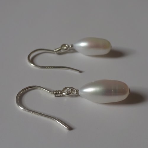 Boucles d'oreilles perles, perles de culture d'eau douce, petite perle, forme allongée ( grain de riz), crochet pendant argent massif 990