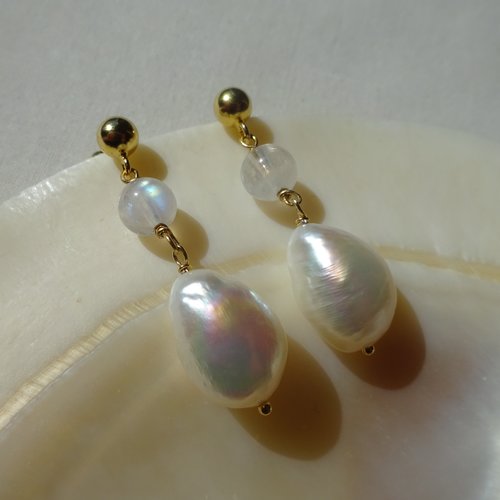 Boucles d'oreilles pendantes duo perles en vermeil, pierre de lune forme ronde 6.5mm et perle forme baroque 10.8*15mm, pièce unique !