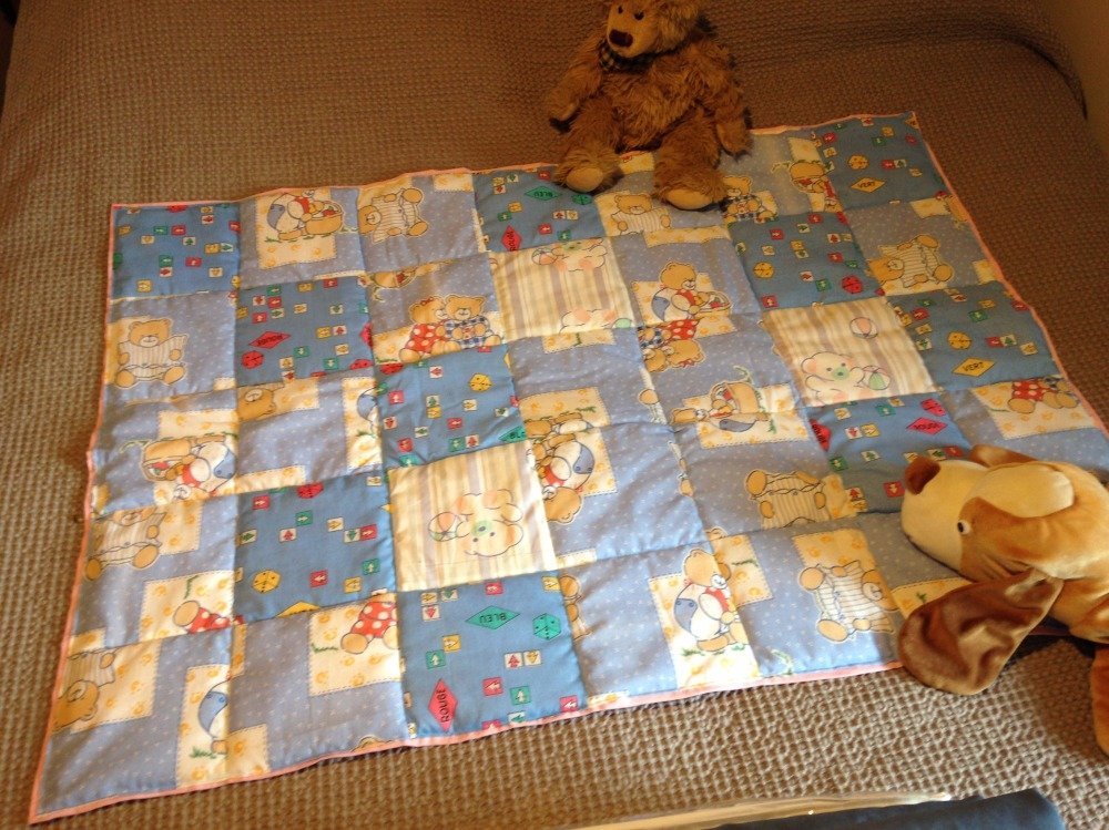 Couverture Bebe Tapis De Parc Bleu Motifs Oursons Molletonne Facon Patchwork Un Grand Marche