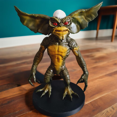Figurine gremlins 44 cm – sculpture cinéma en impression 3d peinte à la main – déco artisanale unique