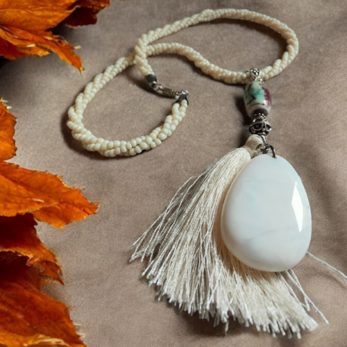 Collier (pièce unique) pierre opale blanche style "plage"