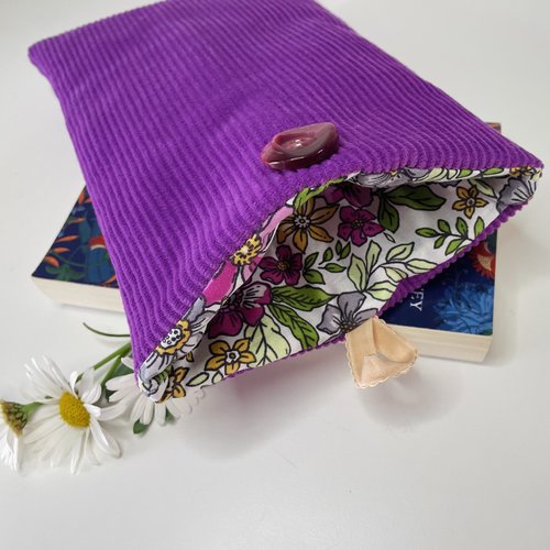 Pochette livre tissu molletonnée fermeture par un bouton, housse protection livre format poche. velours côtelé violet