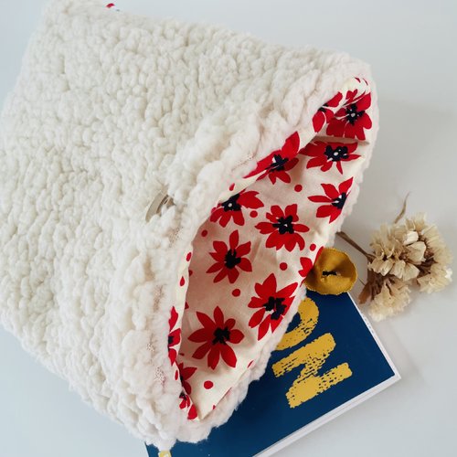Pochette livre tissu molletonnée fermeture par un bouton, housse protection livre format poche. moumoute, sherpa écru